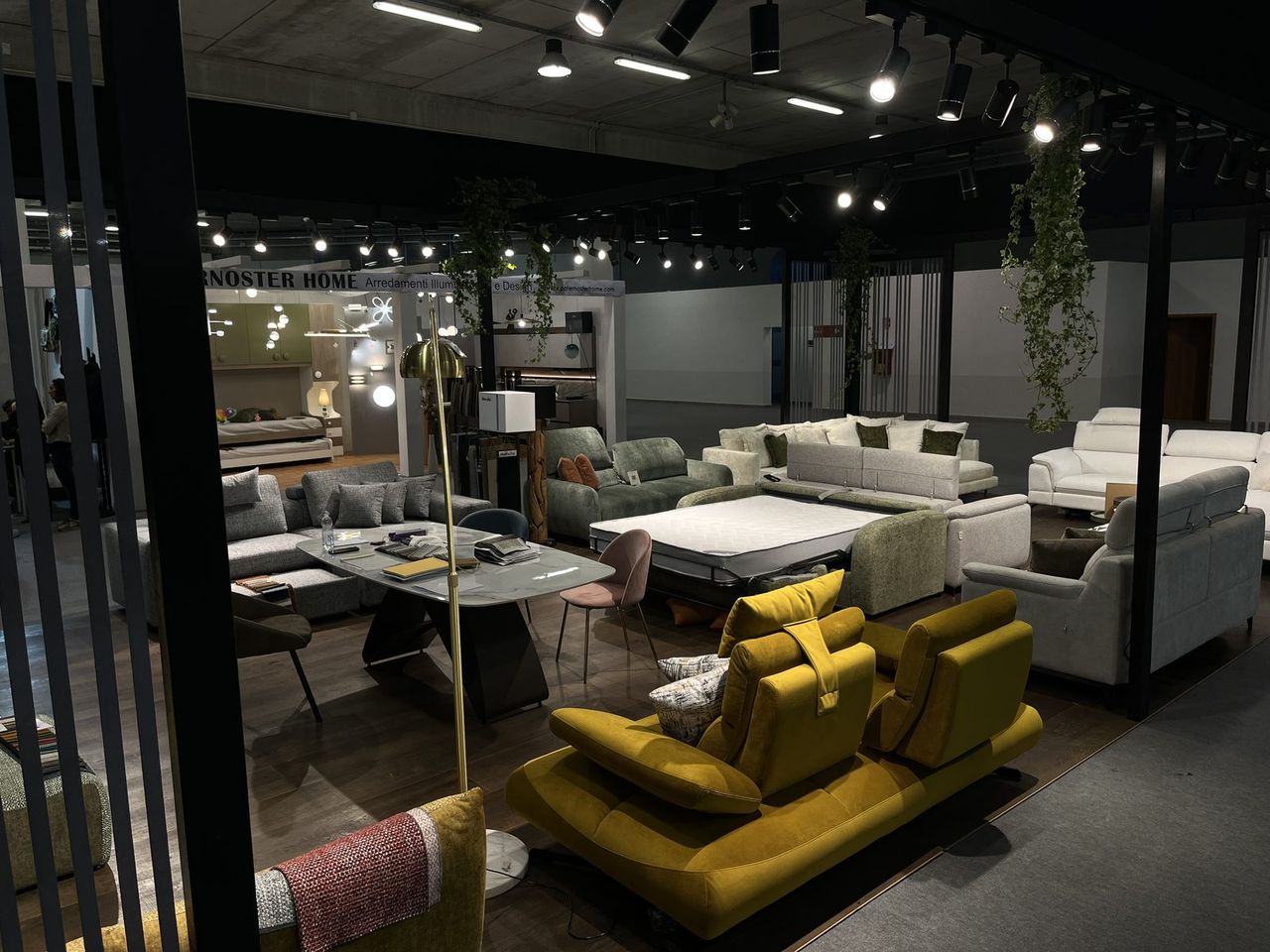 Area reception di showroom con arredi su misura