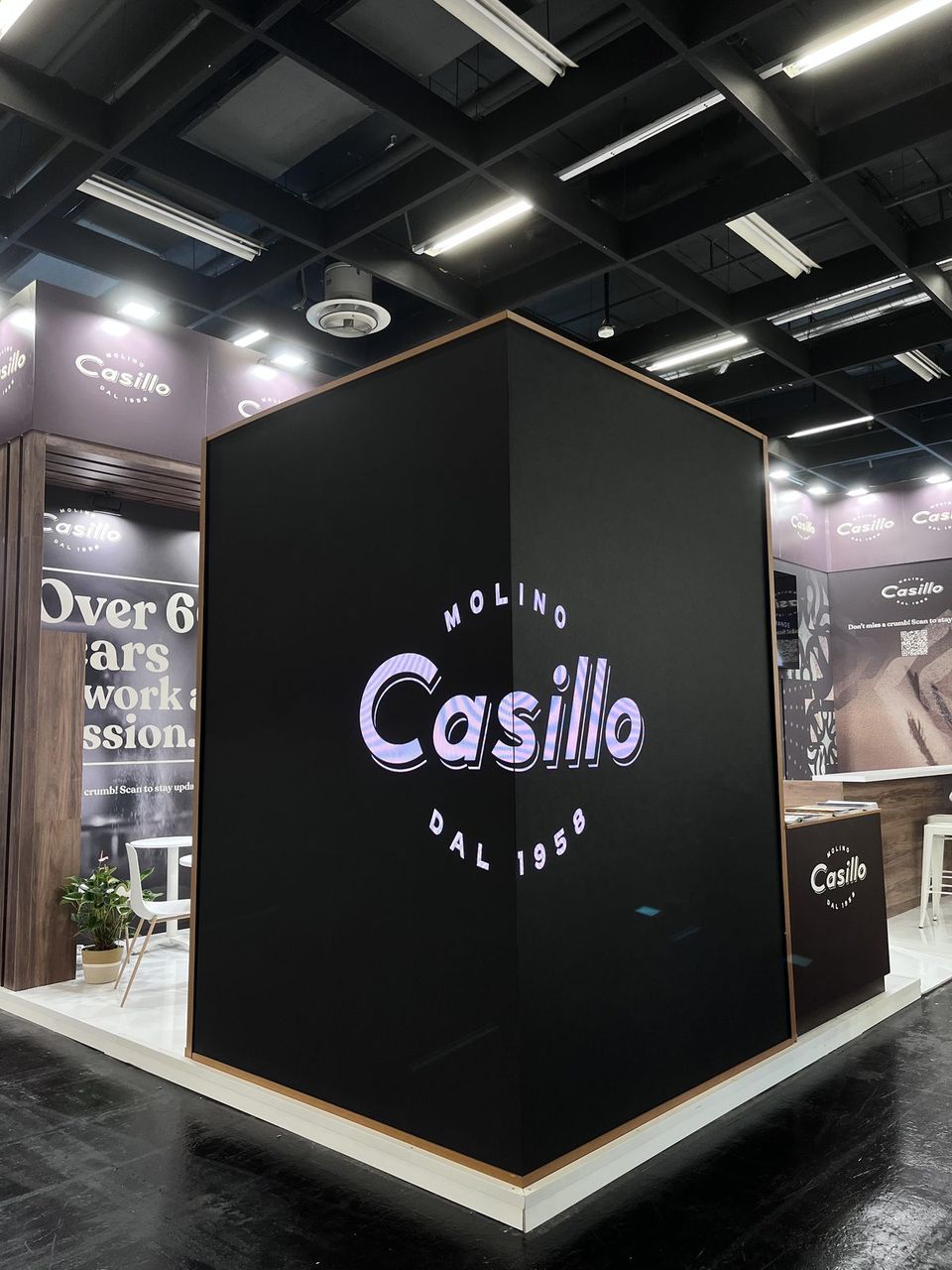 Corner espositivo con totem LED per fiera internazionale